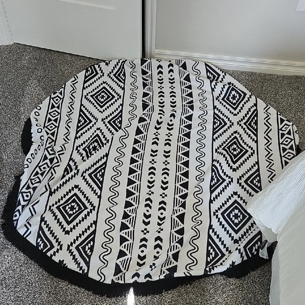 DSW Black and White Geometric Fringe Beach Towel